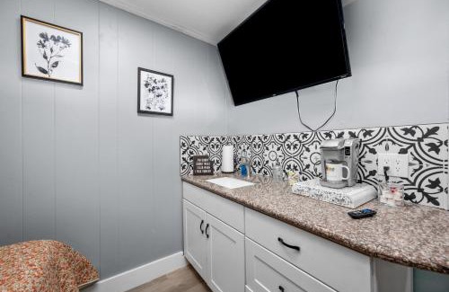 Neartown Apartment | Charming Urban Studio Near Rice University & Museum District