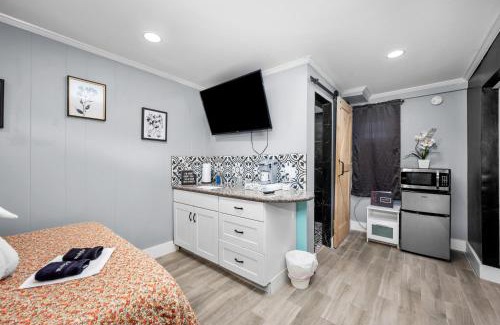 Neartown Apartment | Charming Urban Studio Near Rice University & Museum District