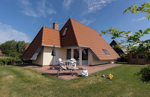 Dorumer Neufeld House | Charming vacation home Mellumplate 62 with wood-burning stove.