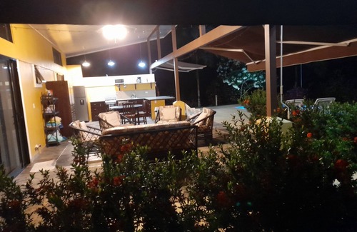 Ciudad Cortes Cottage | Charming, very private 2-bedroom casita in Ojochal with WiFi and solar.