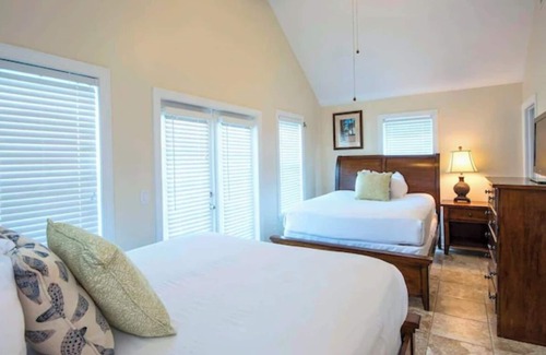 Marathon Hotel | Charming Villa with Pool Access & Full Kitchen for Easy Meals!