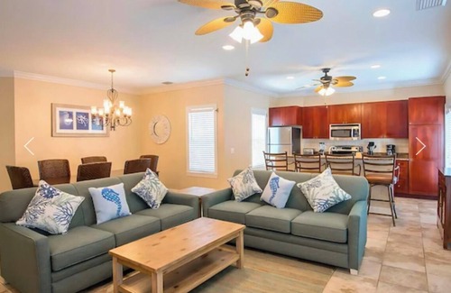 Marathon Hotel | Charming Villa with Pool Access & Full Kitchen for Easy Meals!