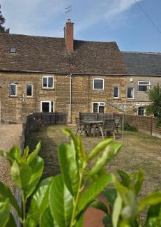 Stamford Apartment | Charming Village Cottage with Parking