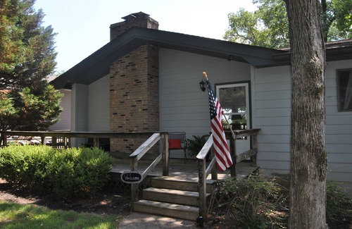Cadiz House | Charming Waterfront Cottage with Peaceful and Relaxing Setting.