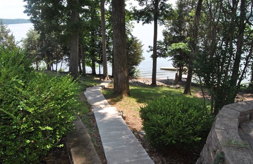 Cadiz House | Charming Waterfront Cottage with Peaceful and Relaxing Setting.