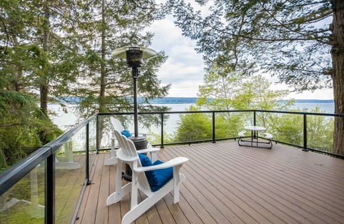 Freeland House | Charming waterfront home with fire pit and access to private beach