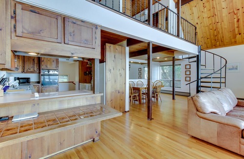 Lopez Island House | Charming Waterfront Home w/Epic Views, Close to Beach - One Dog OK