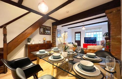 Windsor City Centre House | CHARMING WINDSOR COTTAGE, INCREDIBLE Location, Castle Doorstep
