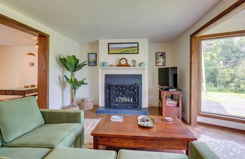 Town of Torrey Cottage | Charming Wine Trail Retreat: Walk to Seneca Lake!