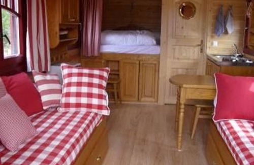 Chantenay-Villedieu Cottage | Charming Wooden Caravan in Bucolic Valley with Terrace & Family-Friendly Amenities