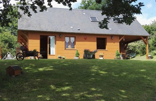 Thoire-sur-Dinan Cottage | Charming Wooden House with Garden and High-Speed Internet, Near Hiking Trails
