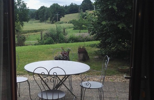 Thoire-sur-Dinan Cottage | Charming Wooden House with Garden and High-Speed Internet, Near Hiking Trails