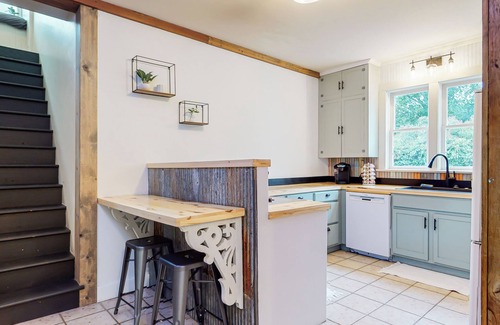 Somers House | Charming Yellow House on Somers Bay!
