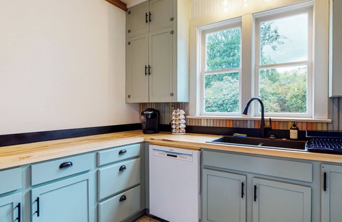 Somers House | Charming Yellow House on Somers Bay!