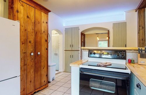 Somers House | Charming Yellow House on Somers Bay!