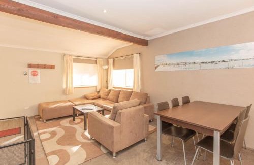 Jindabyne House | Charvel 35 Gippsland Street