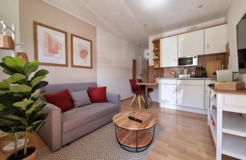 Hamelin Apartment | Charysma - Rosso-Suite, warmes & stilvolles Design, Terrasse, Parkplatz