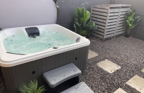 Woodhorn House | Château by the Sea - Luxury hotel style 3 bed with hot tub