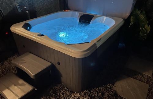 Woodhorn House | Château by the Sea - Luxury hotel style 3 bed with hot tub