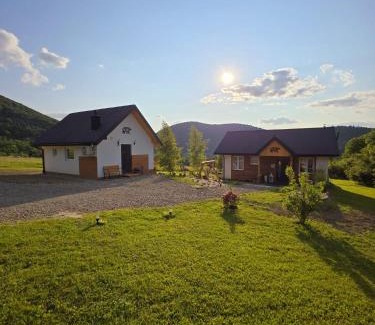 Uscie Gorlickie Resort | Chatka Niedźwiadka - domki w górach z widokiem na Beskid Niski Sauna, balia i kominek