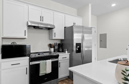 Chattanooga Apartment | Chattanooga Getaway-Sleek 2BR at the Poplin