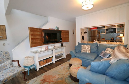 Chautauqua Condo | Chautauqua Institution: Centrally located 2nd floor condo, adjacent to Bestor Plaza!