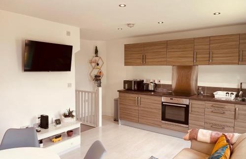 Wakefield House | Cheerful 2-bed townhouse in Wakefield with parking