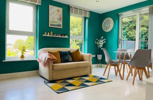 Wakefield House | Cheerful 2-bed townhouse in Wakefield with parking