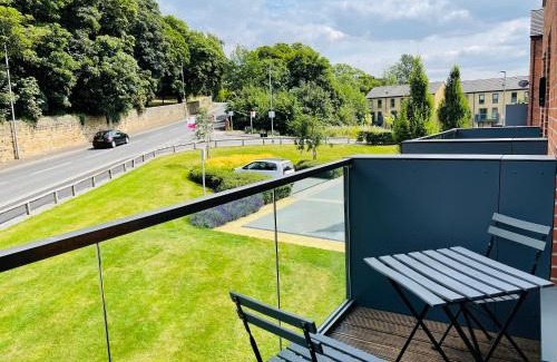 Wakefield House | Cheerful 2-bed townhouse in Wakefield with parking