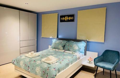Wakefield House | Cheerful 2-bed townhouse in Wakefield with parking