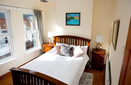 Queens Quarter House | Cheerful 2 bedroom house in the heart of Belfast