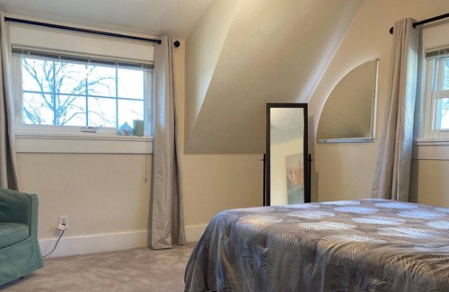Central Hyde Park Apartment | Cheerful 2BR - close to downtown KC!