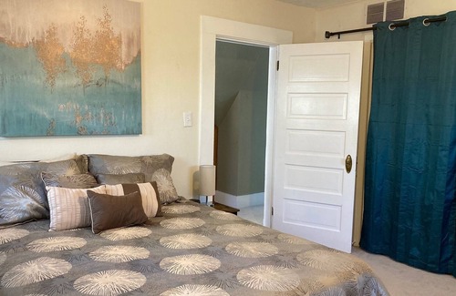 Central Hyde Park Apartment | Cheerful 2BR - close to downtown KC!