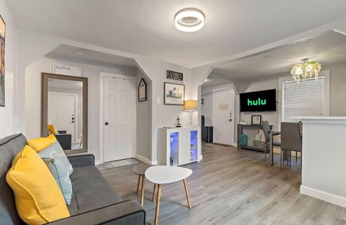 Cedar Crest Apartment | Cheerful 2BR Home 10 Minute to Downtown