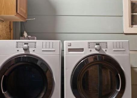 Cedar Crest Apartment | Cheerful 2BR Home 10 Minute to Downtown