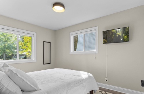 Iowa City House | Cheerful 2BR Home | close to UIHC, shopping & MORE