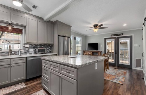 Dickinson House | Cheerful 3 Bedroom Home with Loft