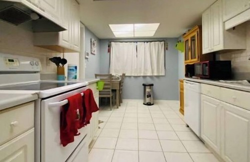 Brandon House | Cheerful 3-bedroom home with pool and office