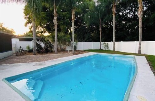 Brandon House | Cheerful 3-bedroom home with pool and office