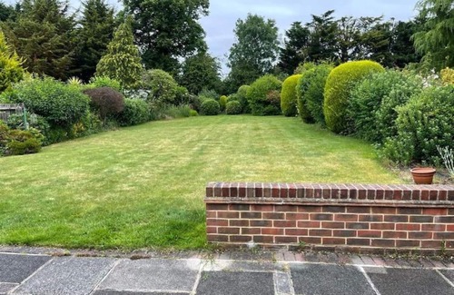 Bickley House | Cheerful 3 bedroom house with off street parking