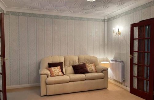 Bickley House | Cheerful 3 bedroom house with off street parking