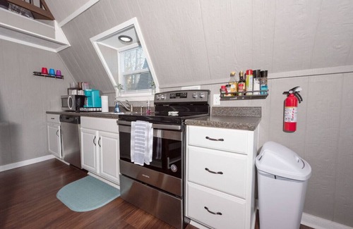 Lampe Ski Chalet | Cheerful 3 Bedroom Swiss Chalet at Table Rock Lake