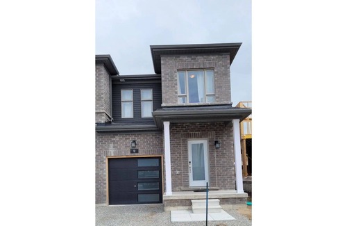 Barrie House | Cheerful 3 Bedroom Townhouse Near Lake Simcoe