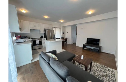 Barrie House | Cheerful 3 Bedroom Townhouse Near Lake Simcoe