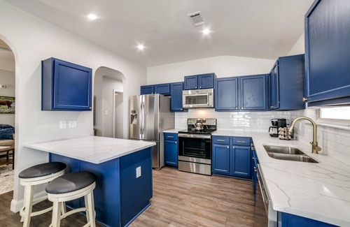 West San Antonio House | Cheerful 3 bedroom with hot tub - next to Sea World, near Lackland AFB.