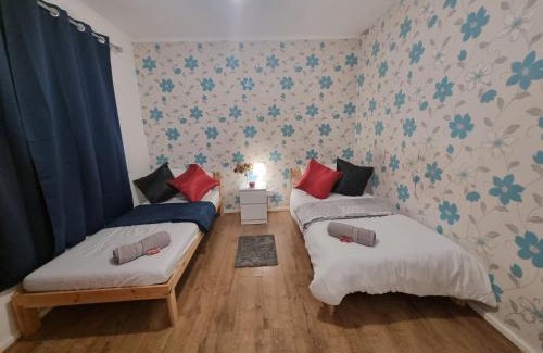 Hillingdon Apartment | Cheerful 4/5 bed house - Heathrow