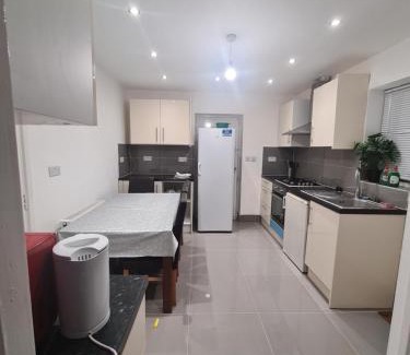 Hillingdon Apartment | Cheerful 4/5 bed house - Heathrow