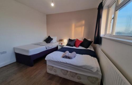 Hillingdon Apartment | Cheerful 4/5 bed house - Heathrow