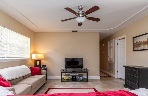 Azalea Park House | Cheerful 4-BDR Home Minutes From Universal Studios