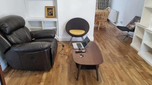 New Eltham Apartment | Cheerful 4 bedroom